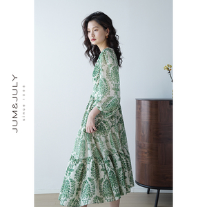 嘉茱莉2026夏季新款珍珠V领连衣裙女法式碎花裙绿色高腰长裙显瘦