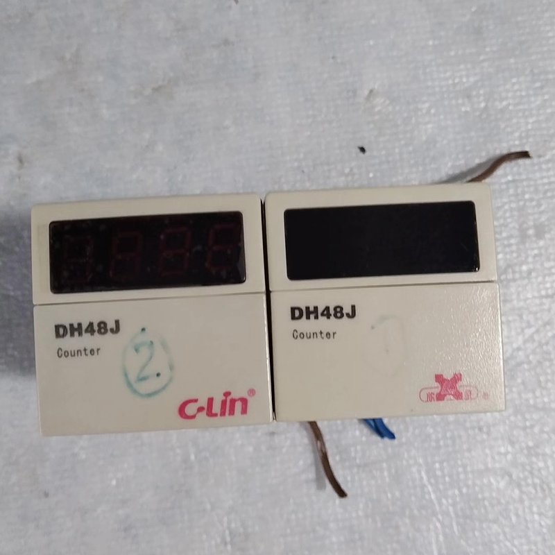 议价计数继电器DH48J 二个。