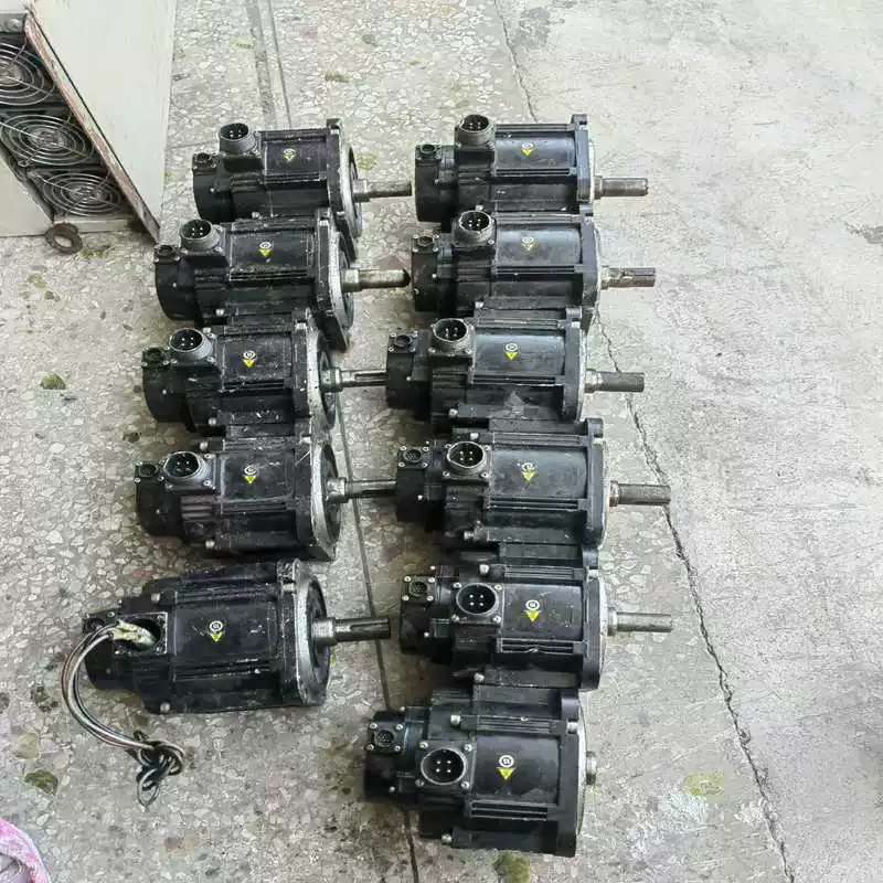 议价伺服驱动电机,0.85KW五个其中一个断轴,1.3KW六