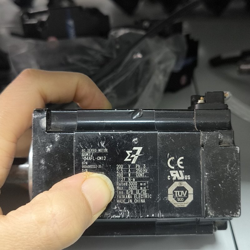 议价7系伺服电机SGM7J-04AFL-CM12 成色如图
