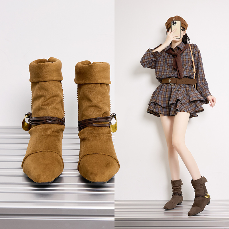 2025年小猫跟尖头褶皱绑带绒面短靴女欧美新款金属扣堆堆时装女靴