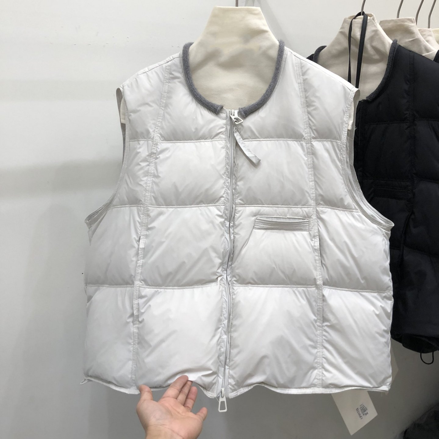 高级感米色羽绒服马甲女2025马夹