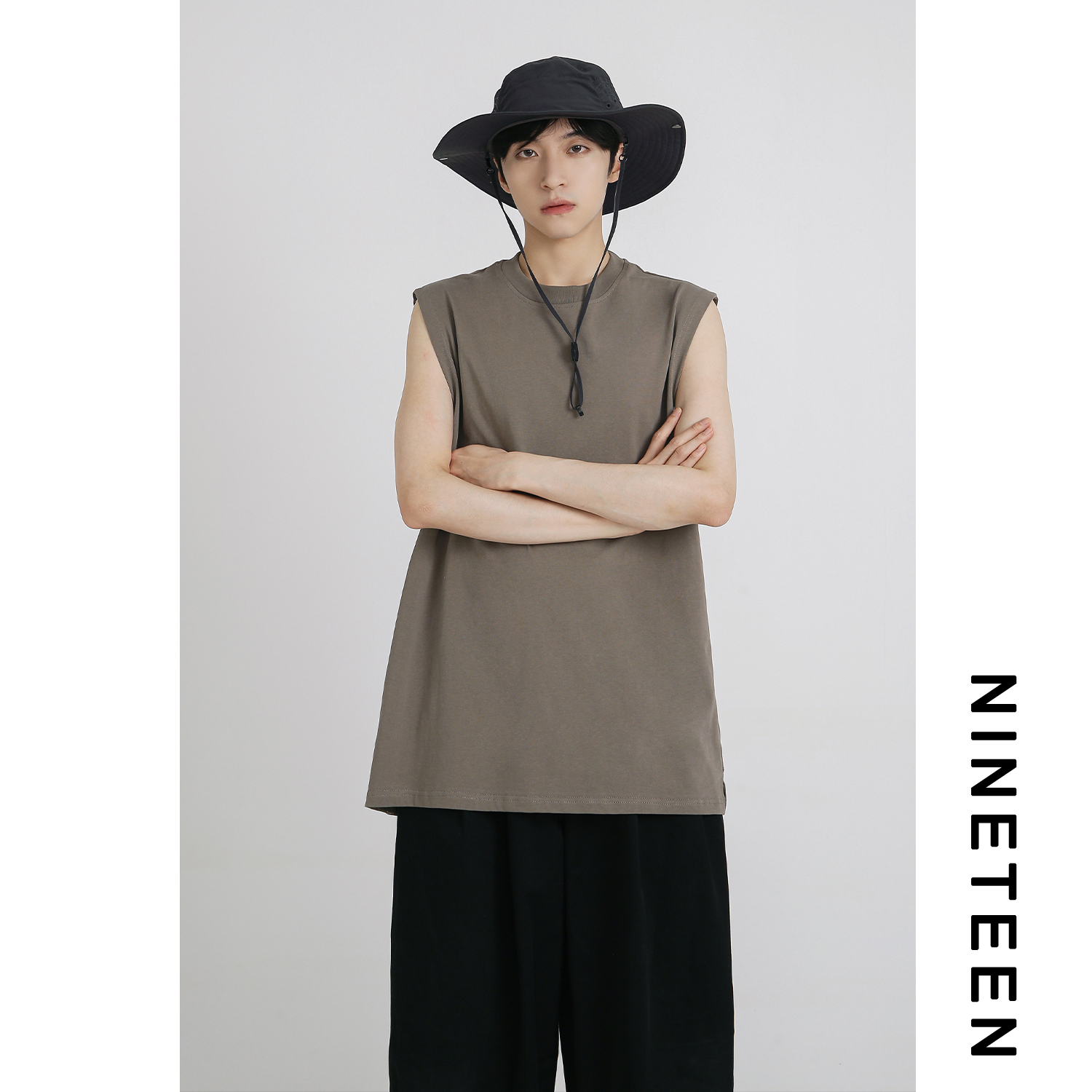 青少年纯色简约无袖背心