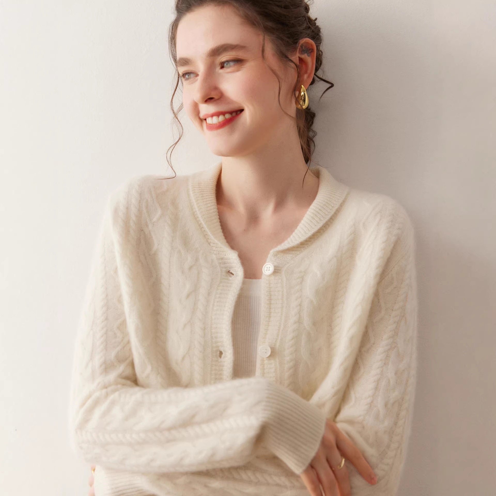 2026春新款 休闲风羊绒针织开衫女新款圆领扭花百搭毛衣外套,女装/女士精品,羊绒衫,淘宝优惠券,粉丝福利购,淘宝优惠卷