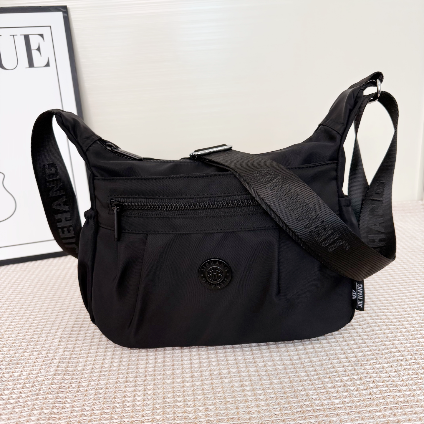 防水尼龙单肩斜挎女包休闲百搭饺子包简约轻便中年妈妈包多隔层春