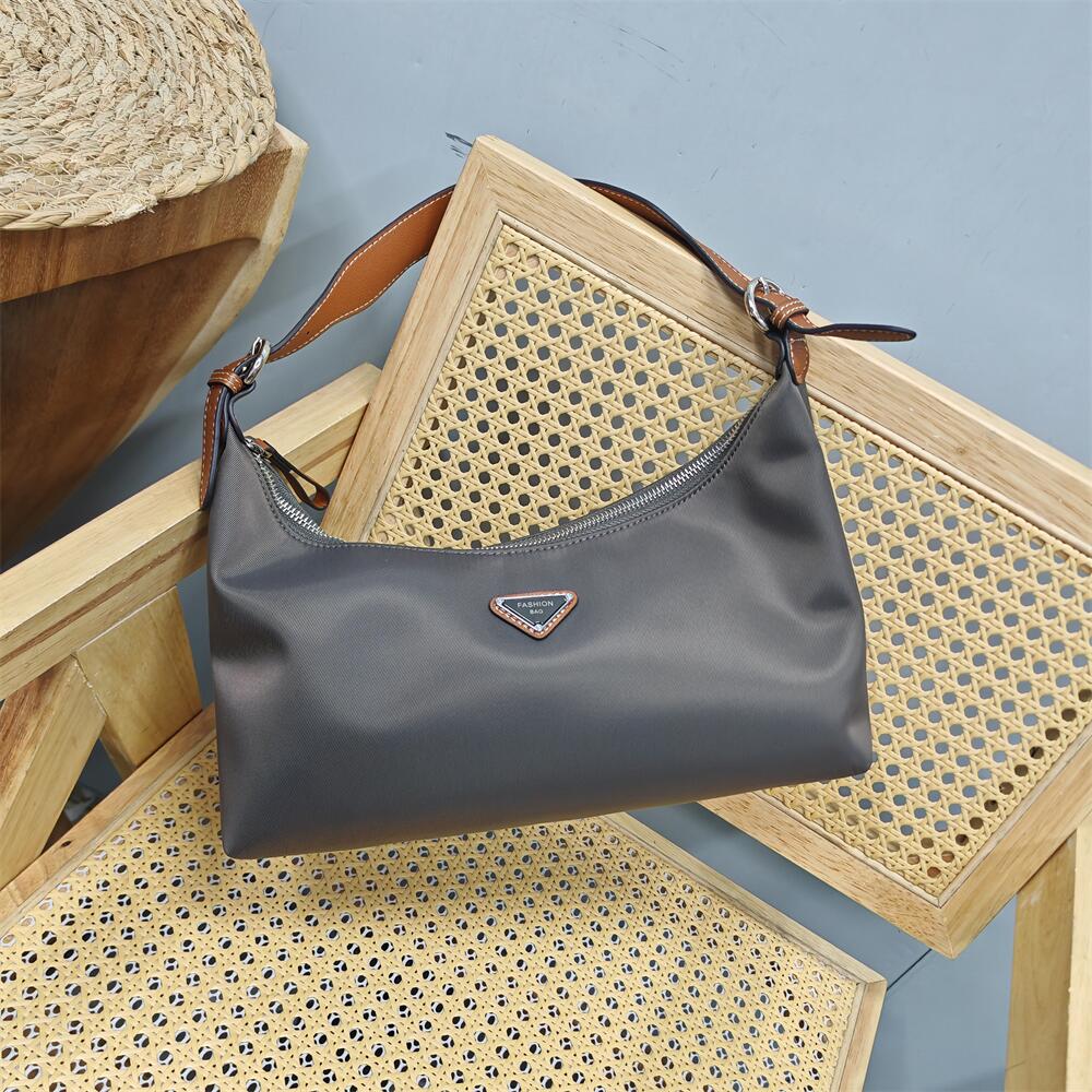 牛皮配防水布料真皮特价腋下女包