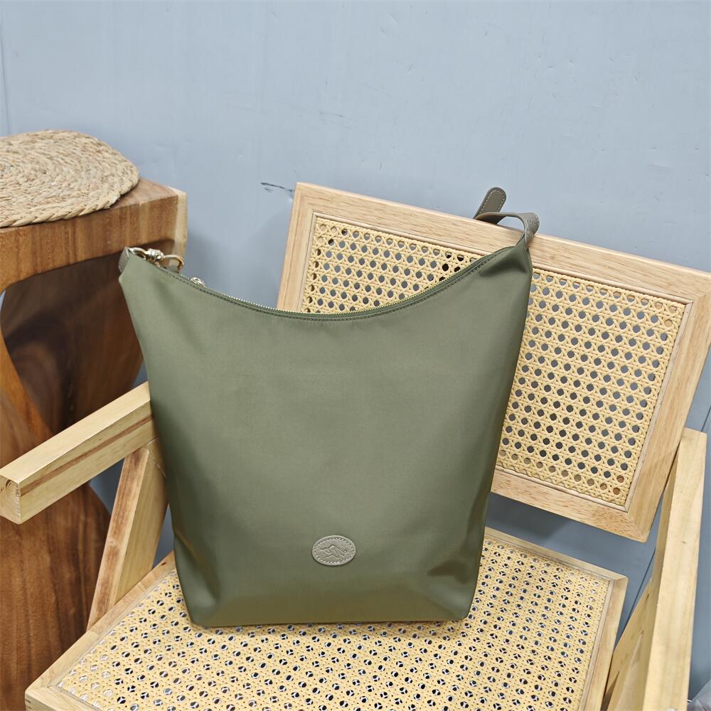 配防水布手提腋下真皮水桶女大包