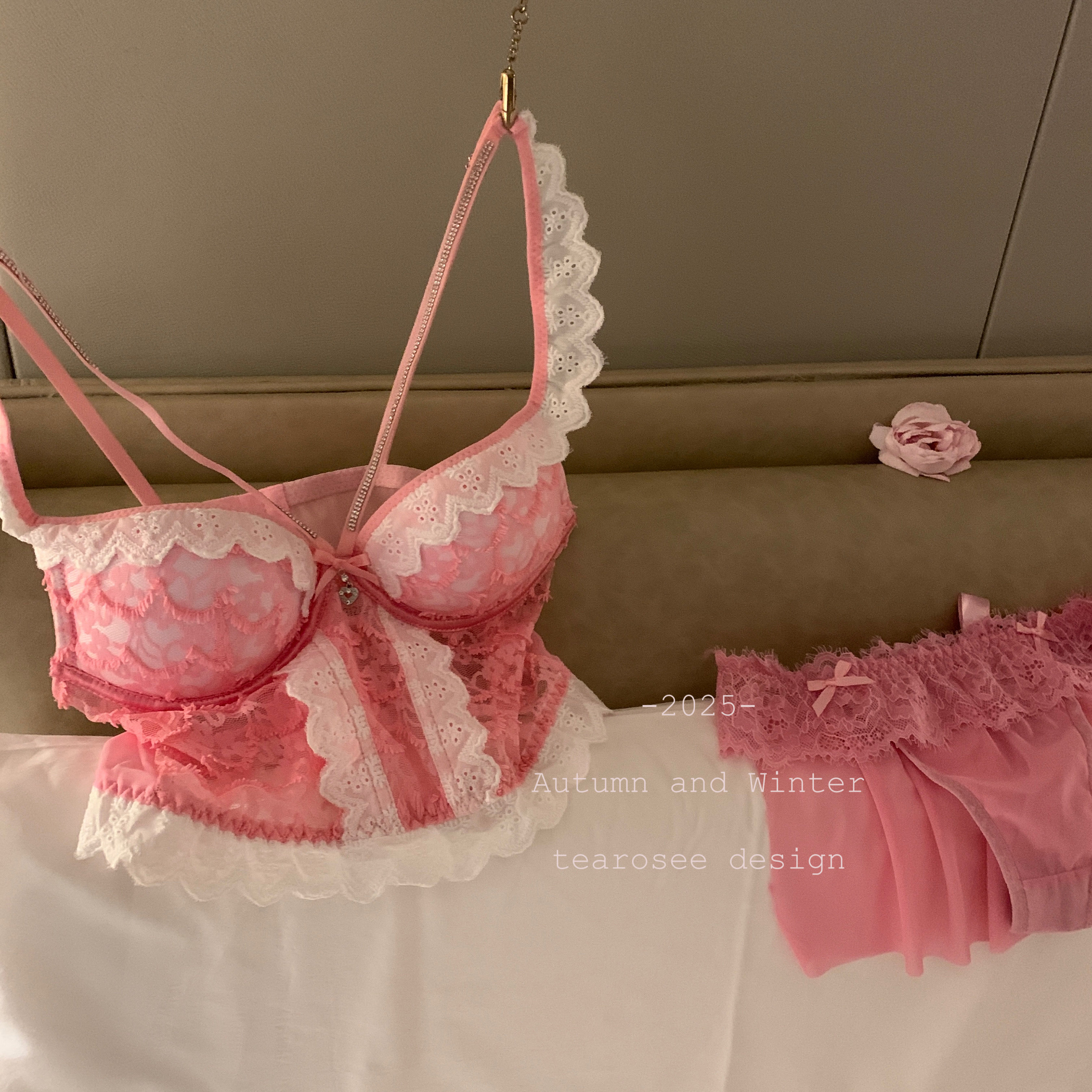 tearosee 粉红女郎 性感交叉绑带闪钻聚拢性感文胸马甲内衣套装