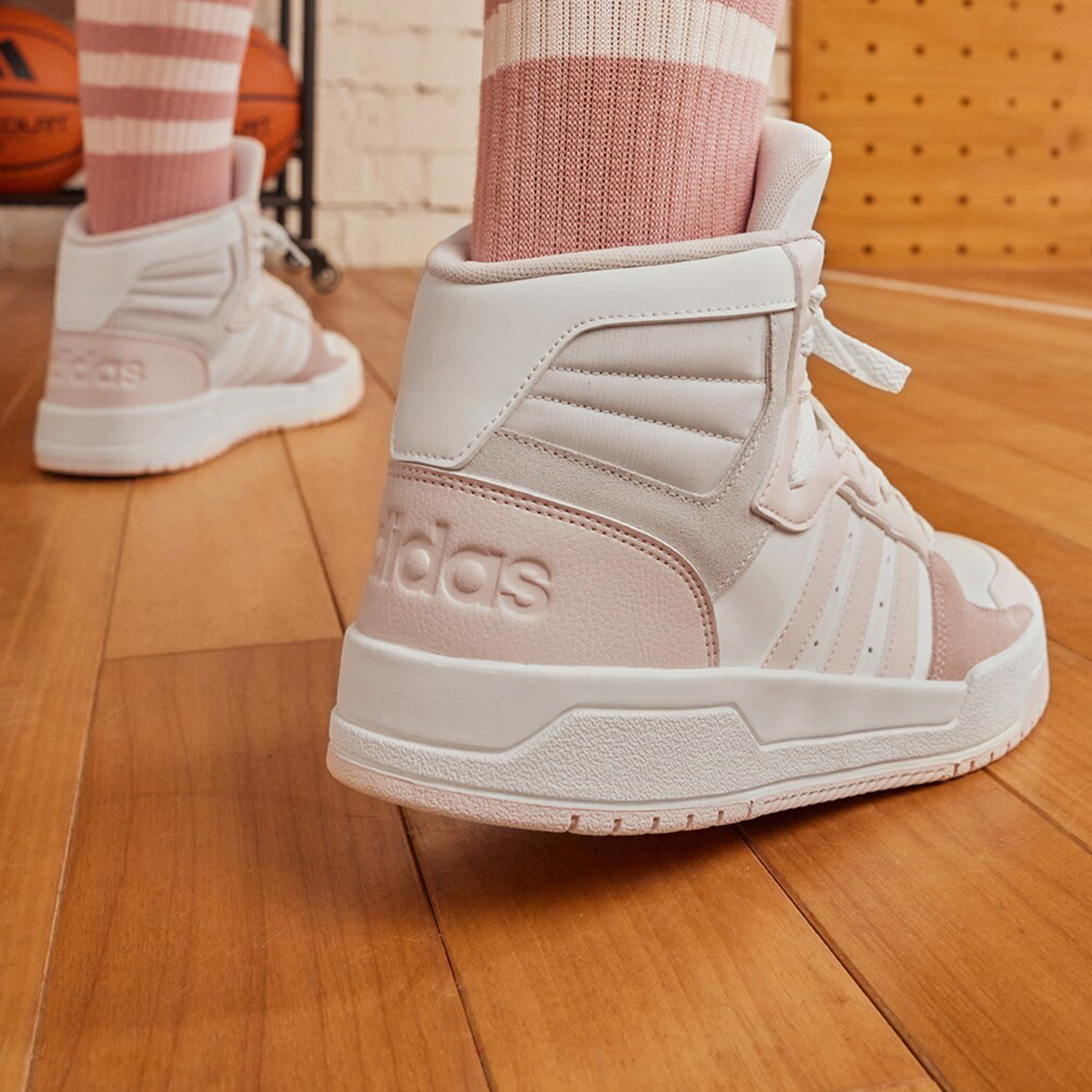 Adidas/阿迪达斯男女中帮板鞋