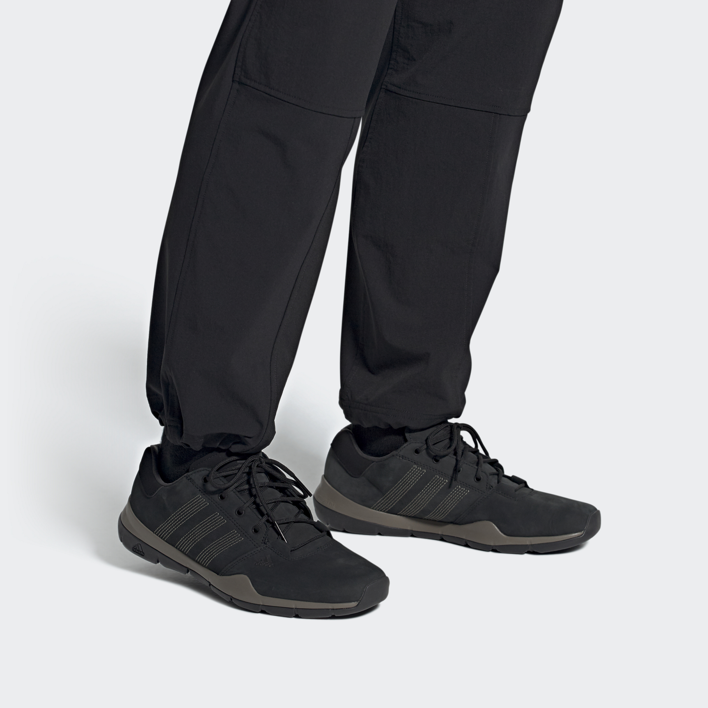 阿迪达斯情侣低帮男女板鞋正品