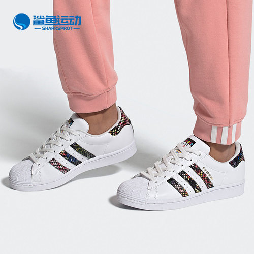 阿迪达斯女子运动板鞋FW3692