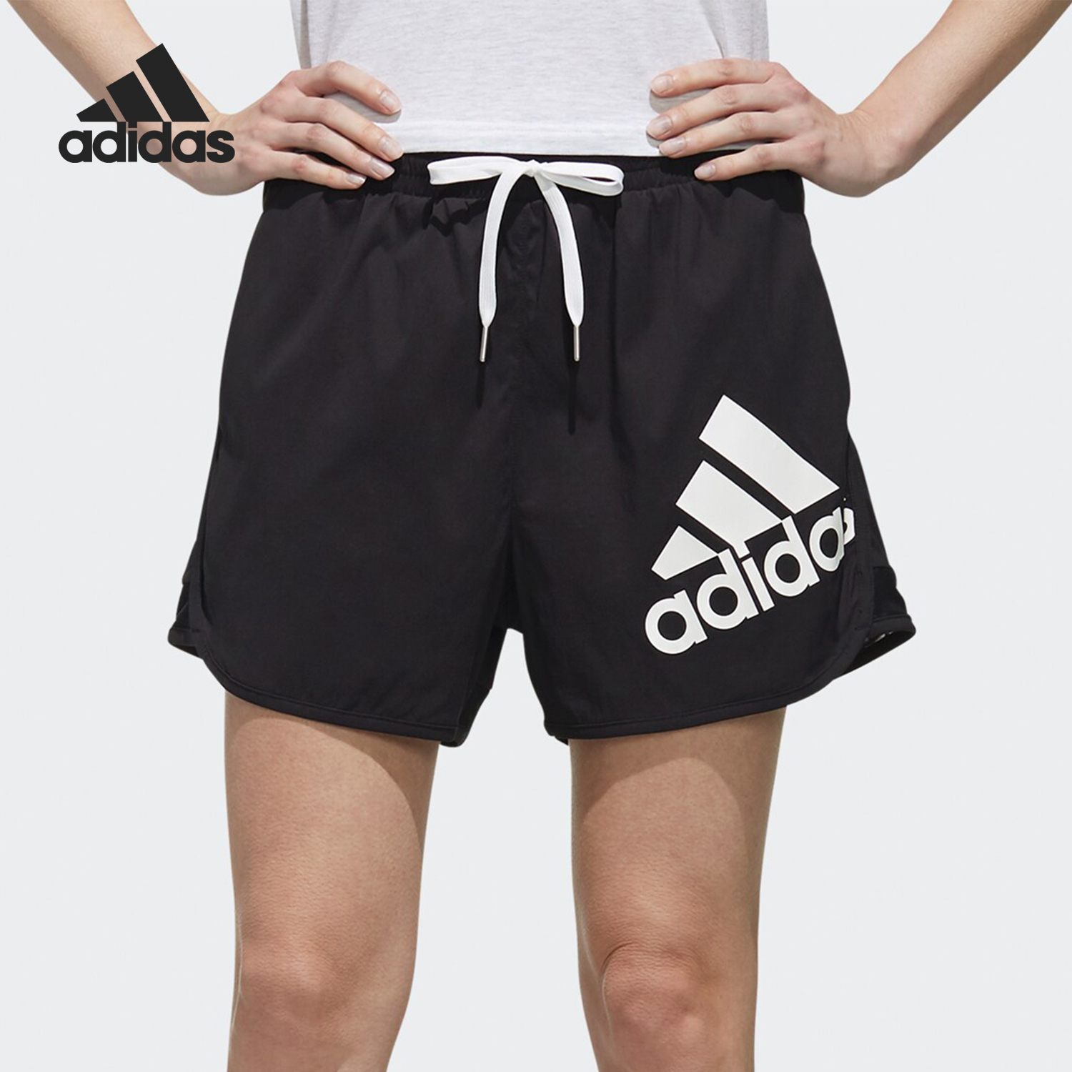 阿迪达斯运动型格短裤
