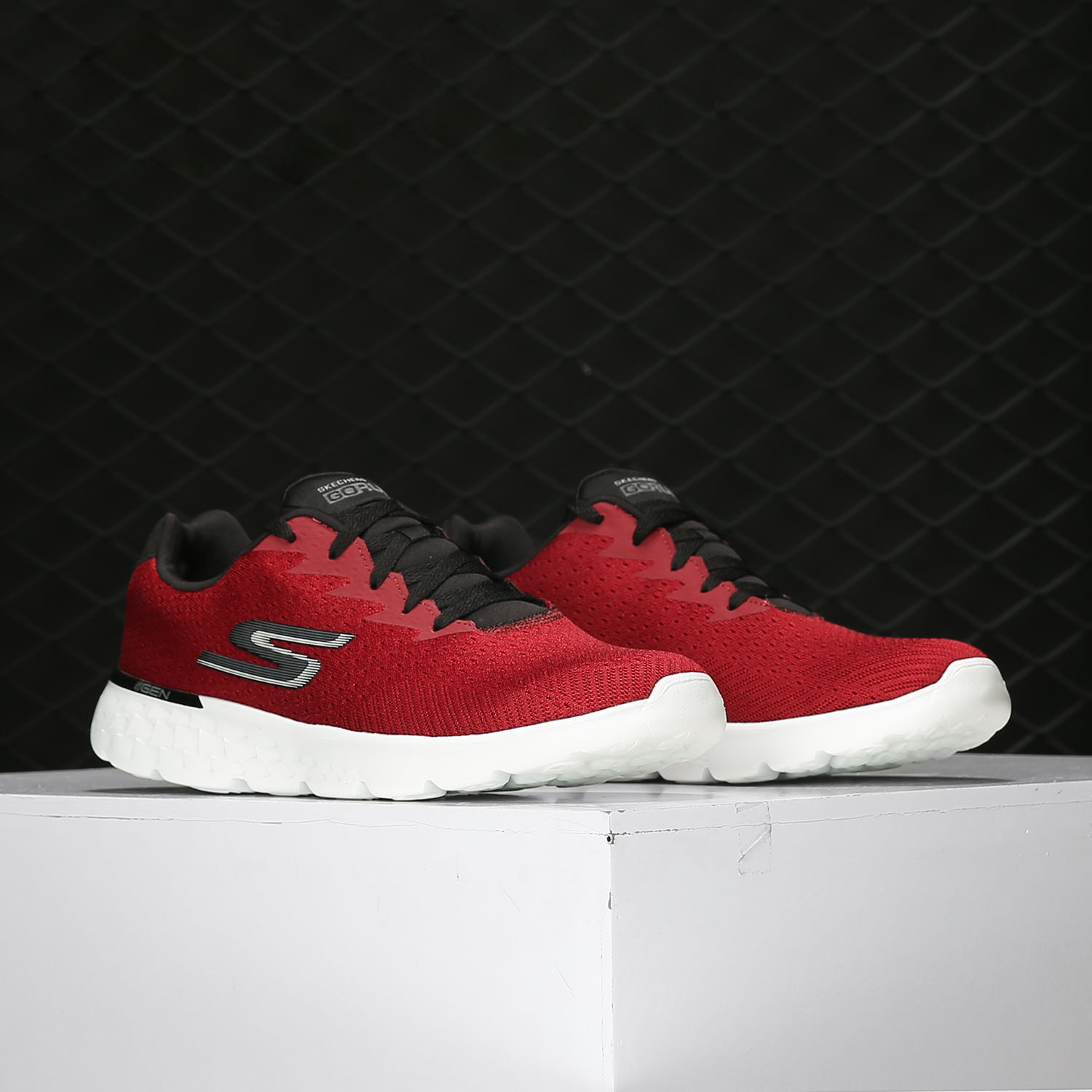 斯凯奇GO男子运动跑步鞋