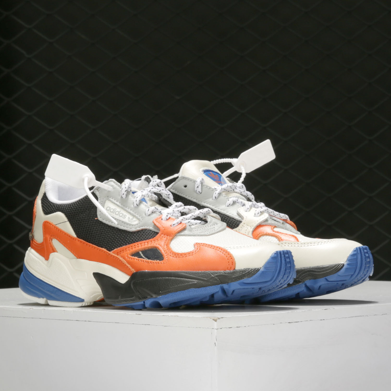 阿迪达斯低帮运动男女休闲鞋正品