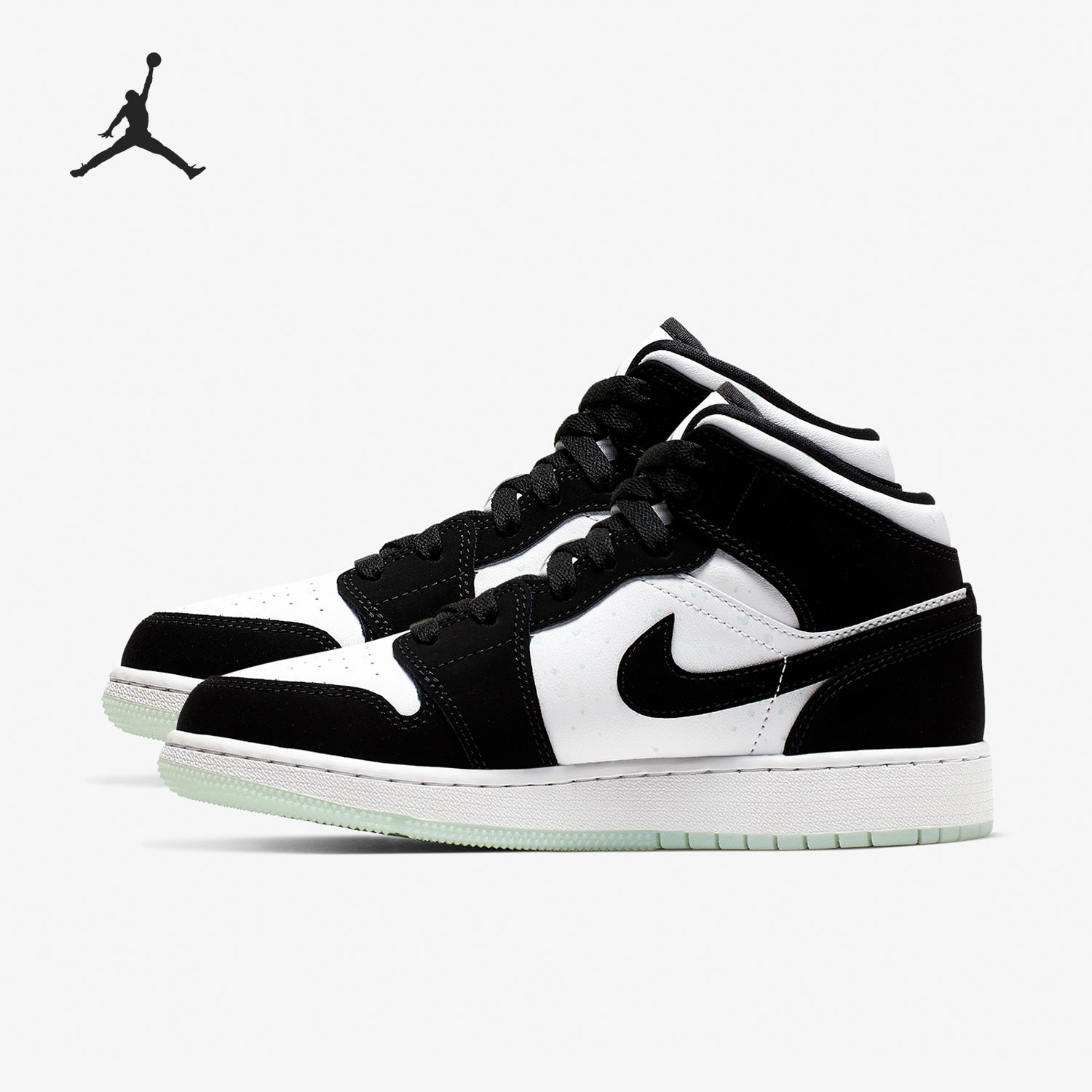 耐克高帮休闲风篮球鞋