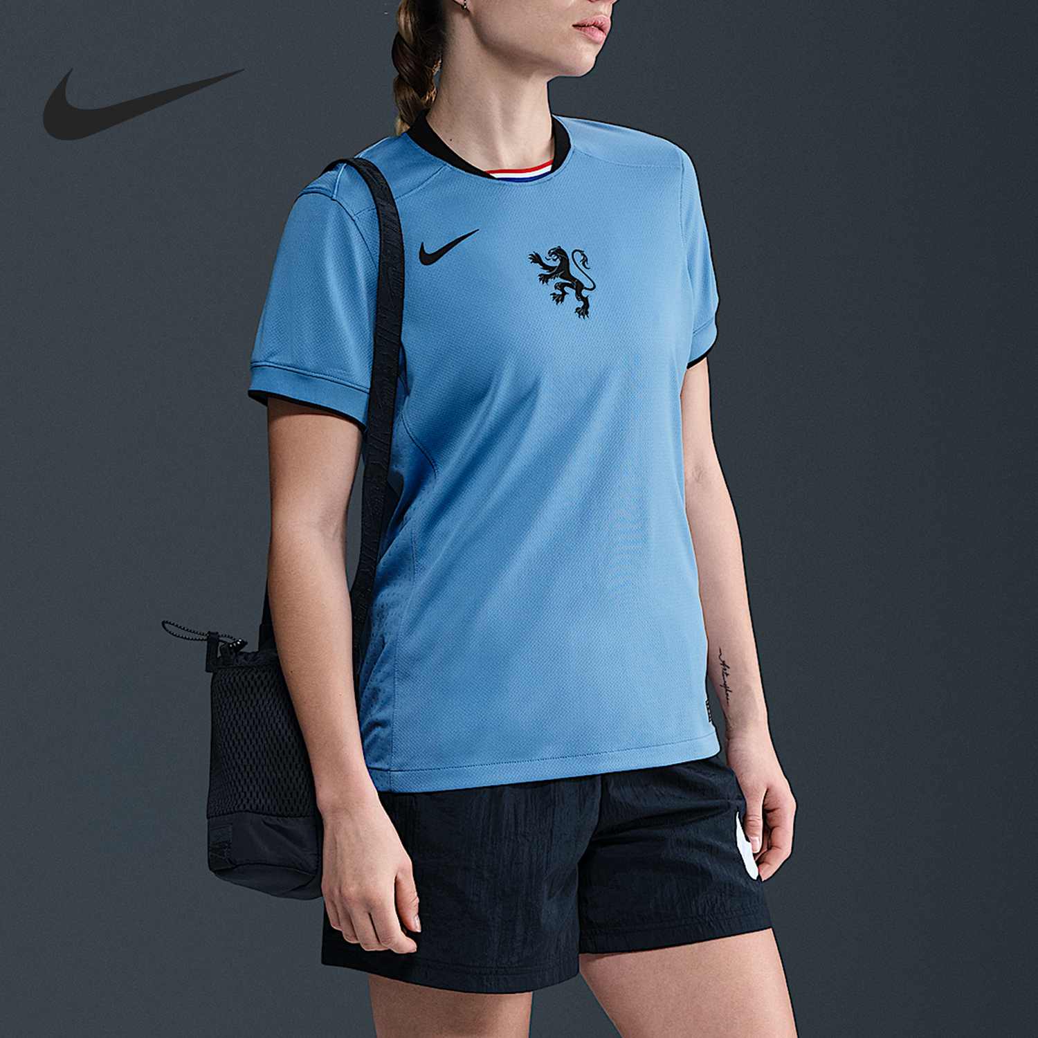 耐克女士运动训练足球透气短袖