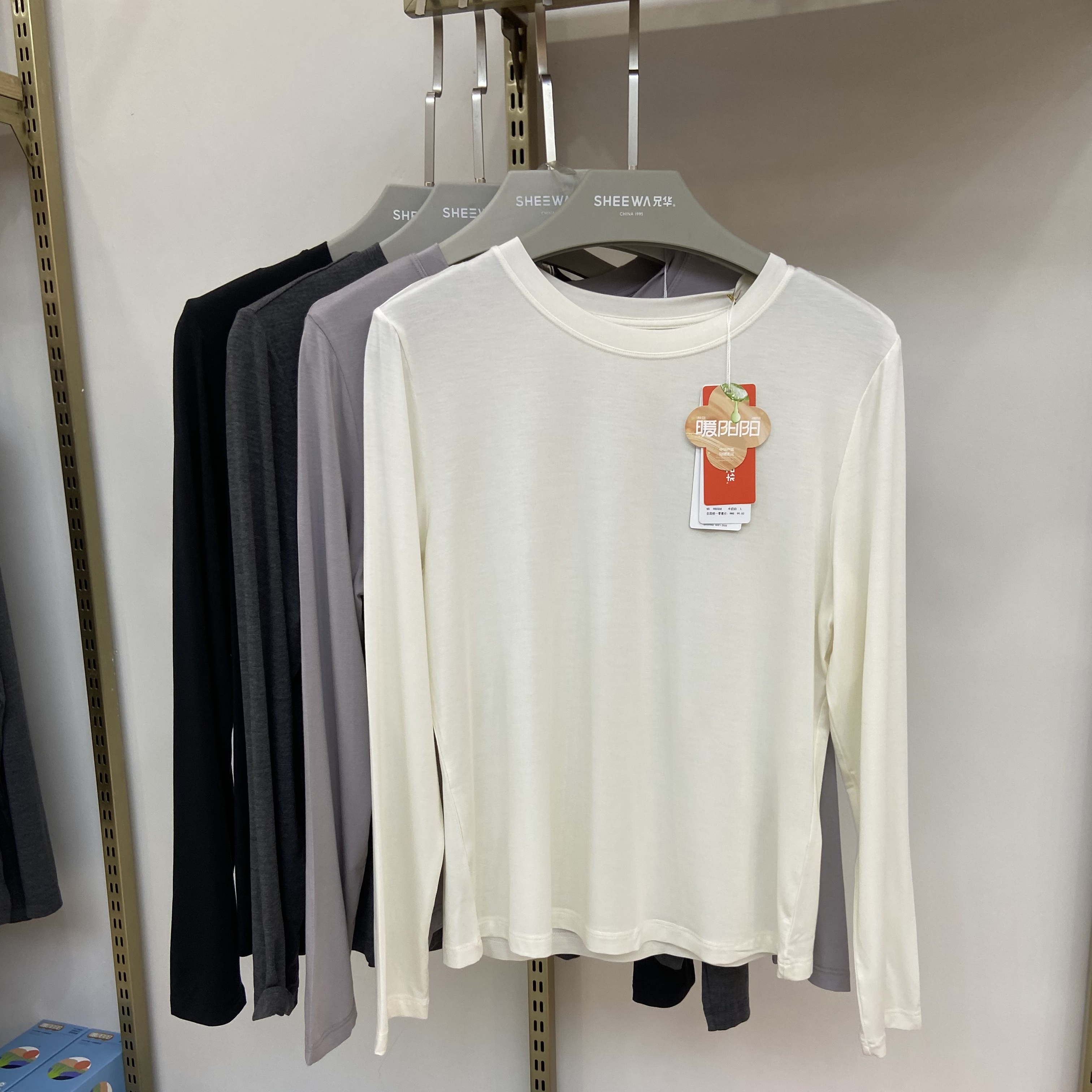 兄华98550简约薄款发热莫代尔T恤打底衫女秋冬保暖柔软弹力上衣
