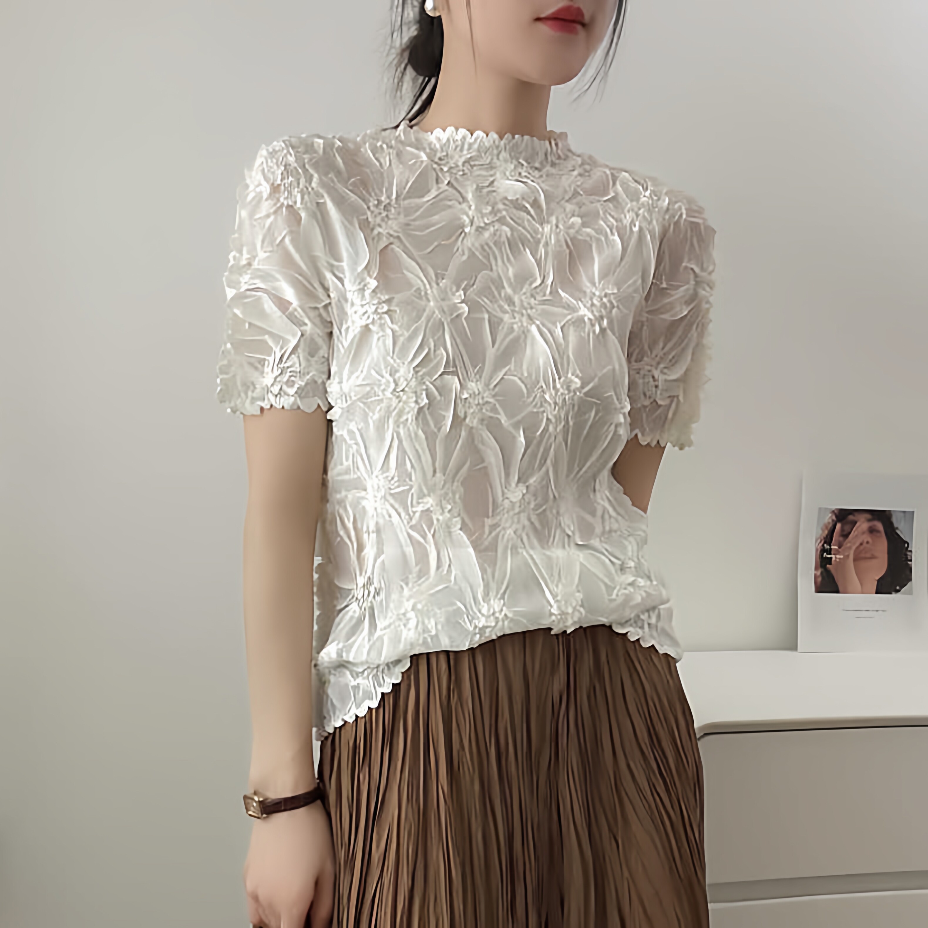 2026夏季新款压褶大花朵轻薄款印花短袖女三宅风宽松套头显瘦T恤