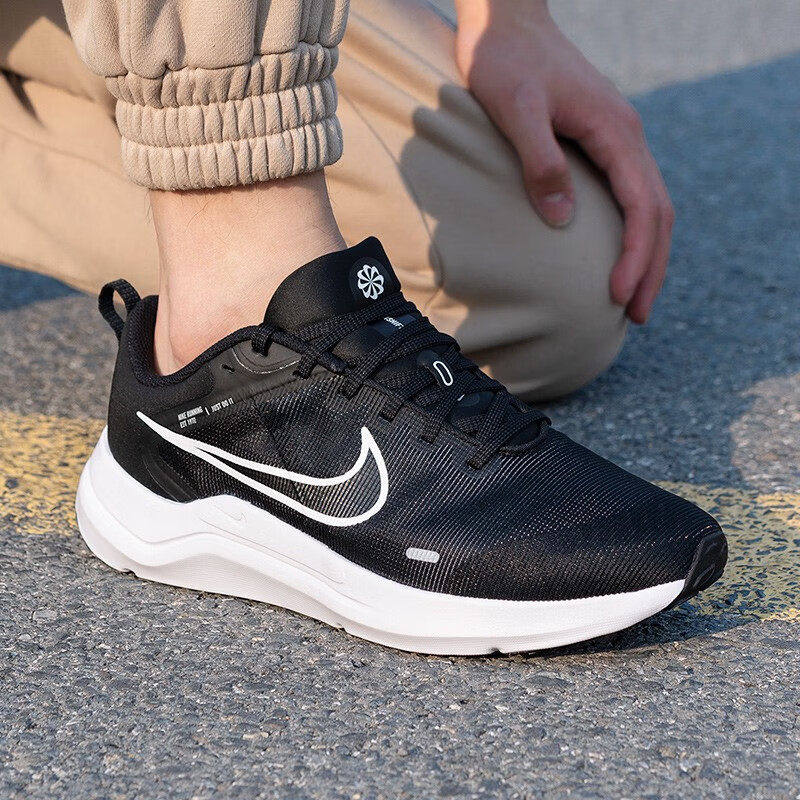 Nike耐克低帮软底跑步鞋