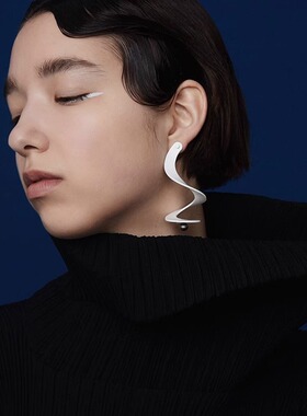 Ciao.巢白色旋转白色耳环小众柔软耳钉原创设计师款耳环螺旋耳夹
