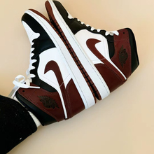 Air Jordan 1 mid AJ1 中帮新款黑红脚趾男款篮球板鞋 HF3216-102