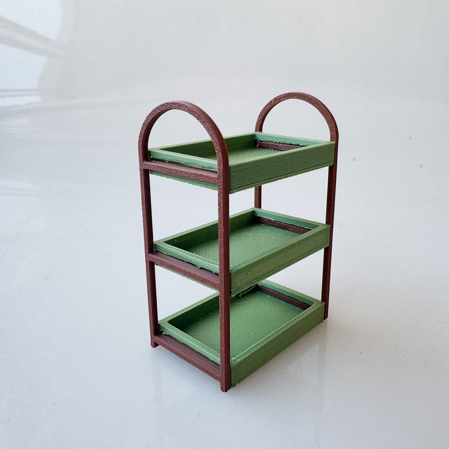 3D 打印三层迷你展示架 - 绿棕环保置物架 适用于迷你人偶 娃娃屋