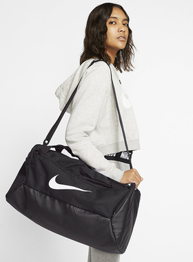 NIKE耐克斜挎包大容量行李单肩包健身足球运动包男手提桶包BA5957