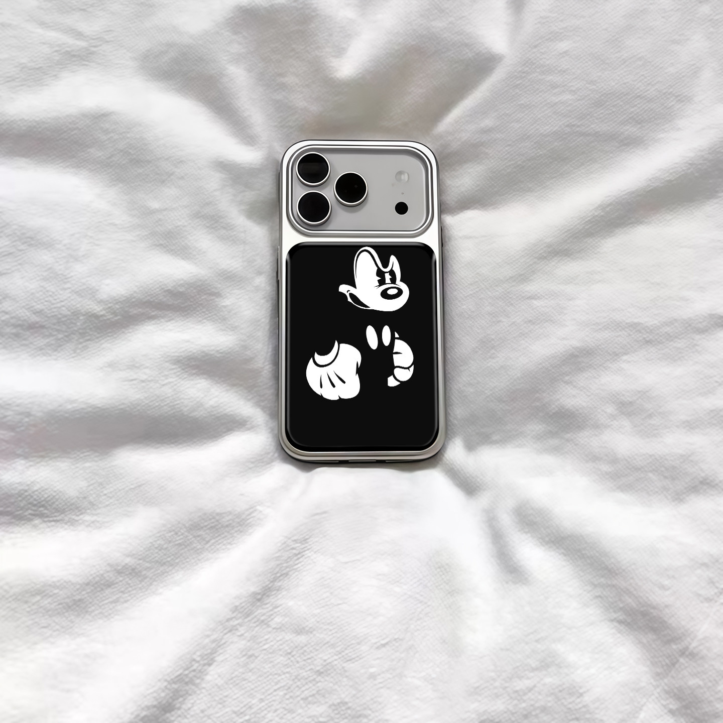 ins可爱握拳生气米奇电镀银磁吸适用苹果iPhone17promax手机壳1615pro小米1415Pro华为mate60p70三星S23防摔