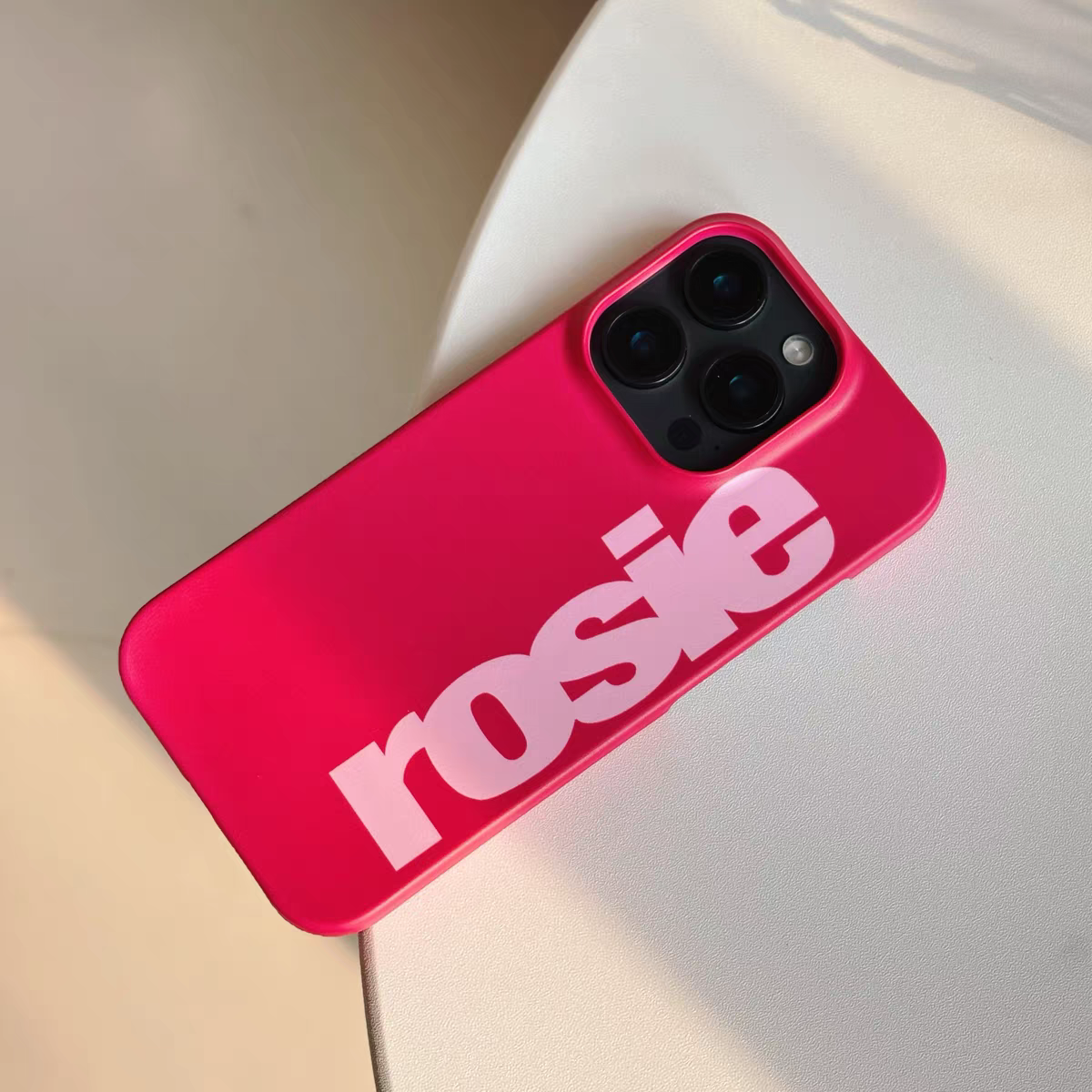 朴彩英同款rosie辣妹粉字母手机壳硬壳全包适用苹果iPhone16promax菲林手机壳15pro磨砂16亮面全包13精孔软壳