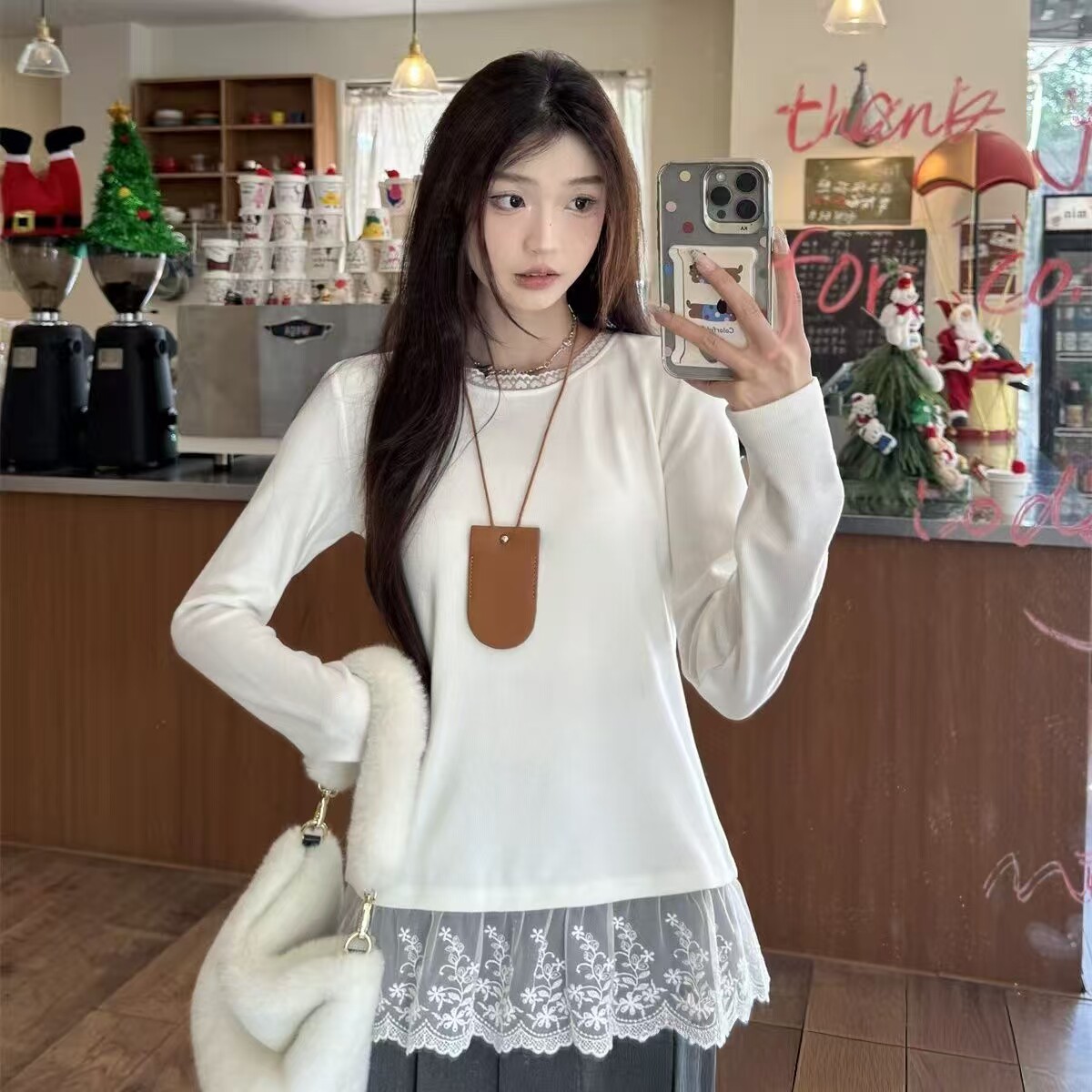 法式纯欲蕾丝拼接圆领德绒打底衫女秋冬新款内搭长袖T恤时尚上衣