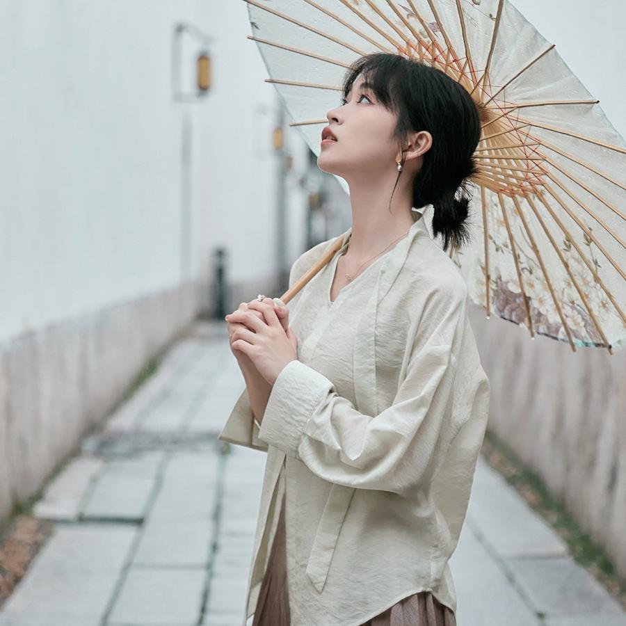 小个子杏色衬衫+吊带背心+半身裙图片