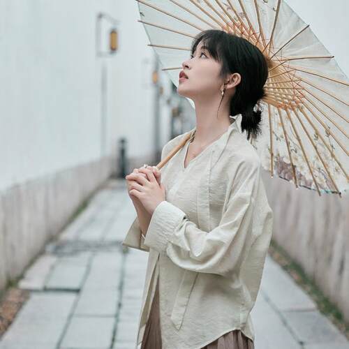 小个子杏色衬衫+吊带背心+半身裙