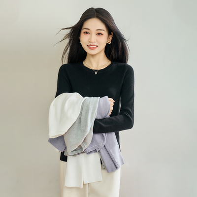 小个子圆领浅灰色针织衫
