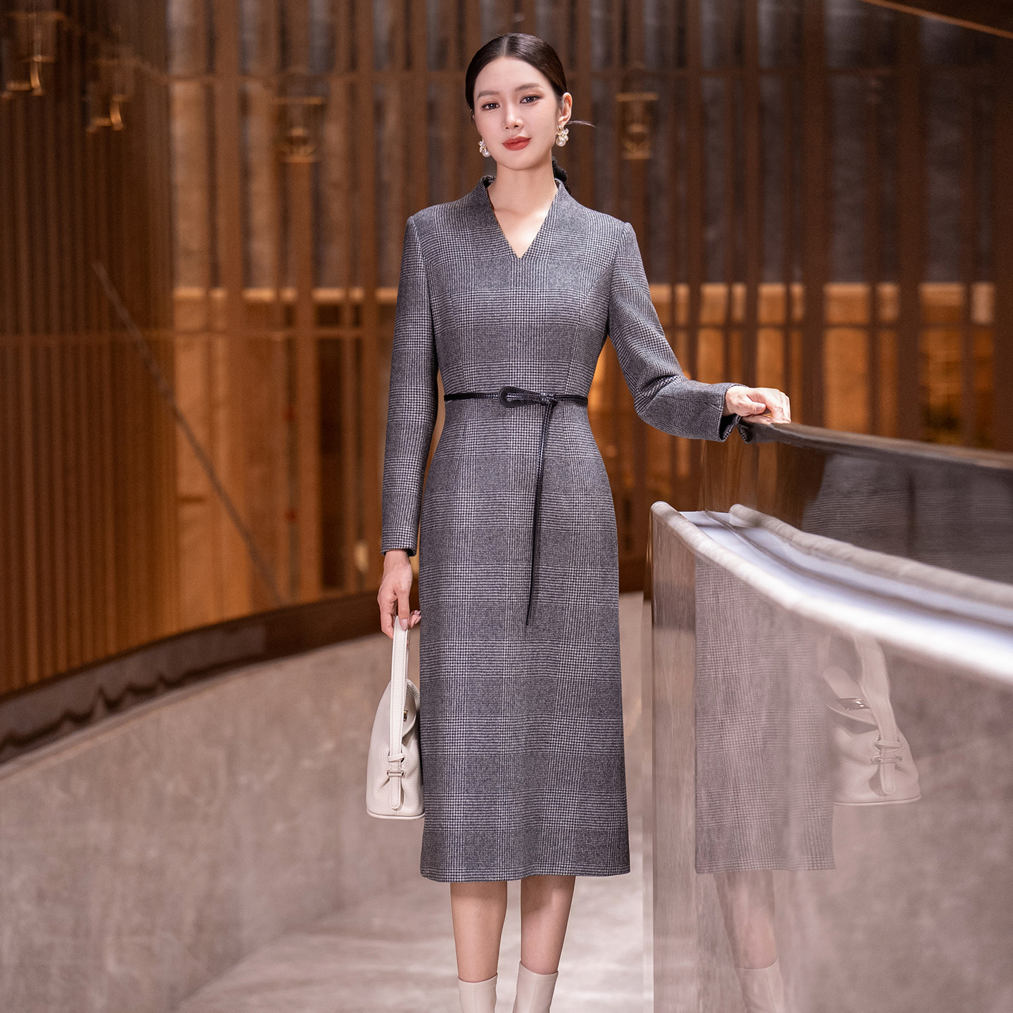 首尚格释千鸟格毛呢连衣裙女2026冬季新款气质洋气通勤收腰礼服裙