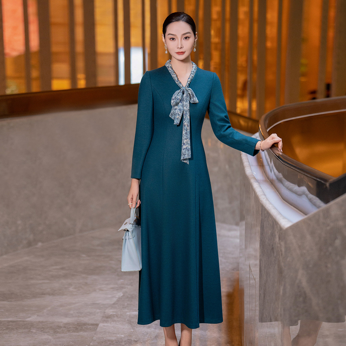 毛呢连衣裙女2025冬季新款端庄大气羊毛修身显瘦v领长袖大摆裙子