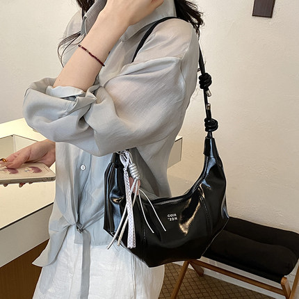 韩版网红款复古机车包女2026新款大容量单肩斜挎包休闲百搭牛角包