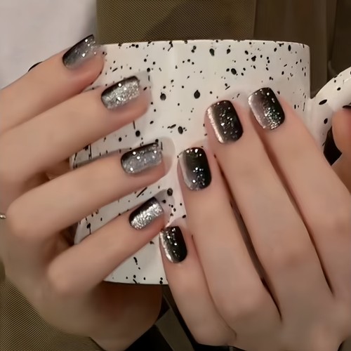 甜酷辣妹黑色系短款猫眼美甲