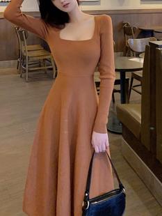 配大衣内搭多巴胺针织连衣裙秋冬别致复古气质方领过膝打底毛衣裙