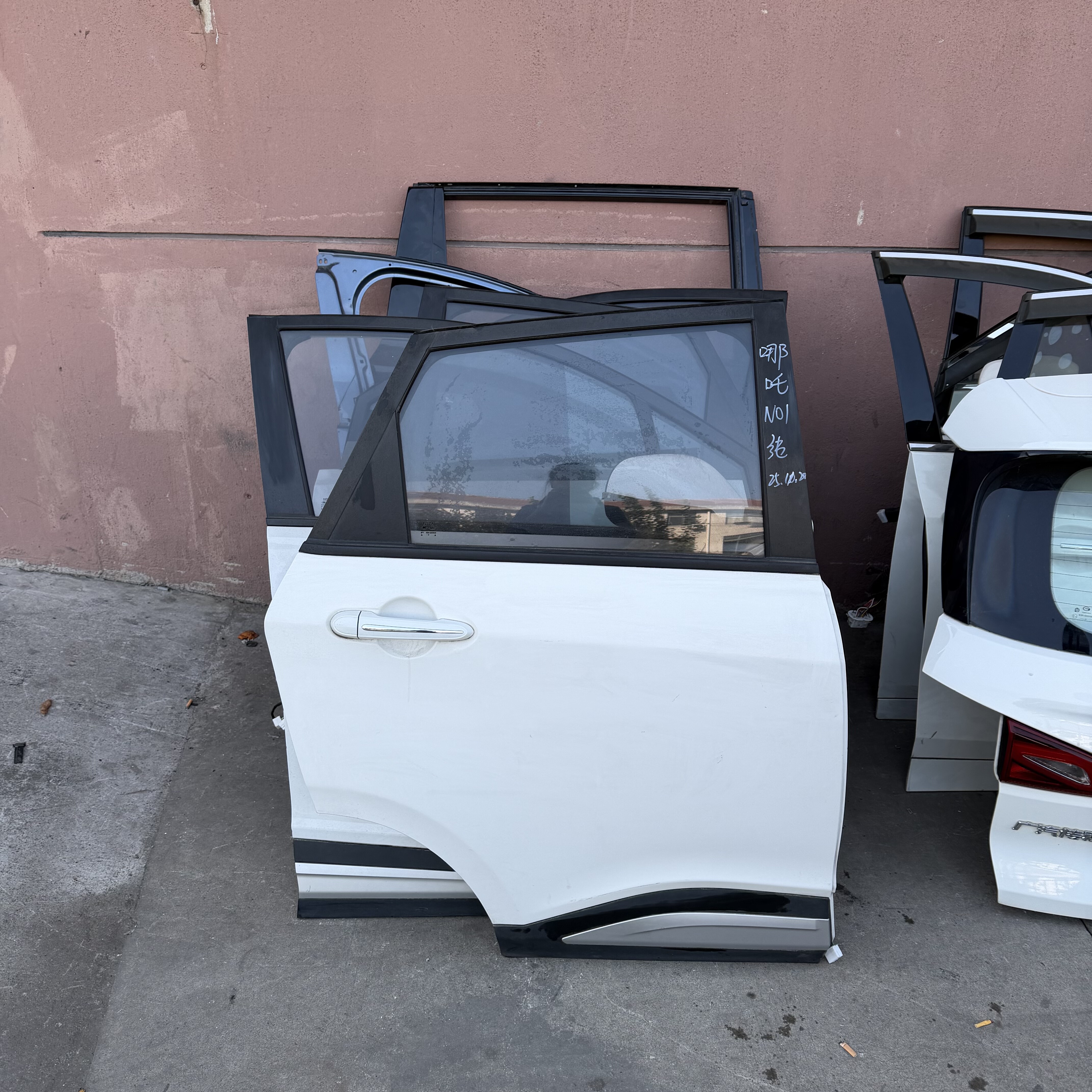 哪吒N01车门总成汽车原厂件原车漆成色如图右后门白色带拉手玻璃
