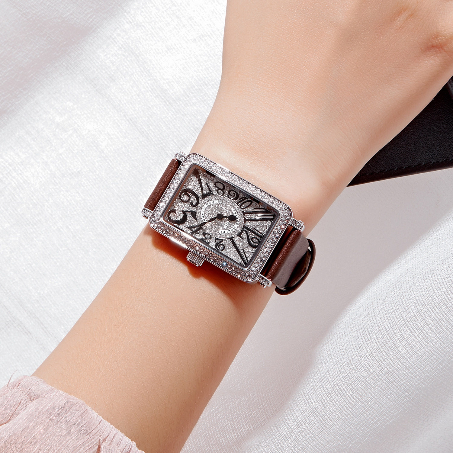 士皮带百搭手表表酒桶型数字方形手表女guou满钻时尚石英