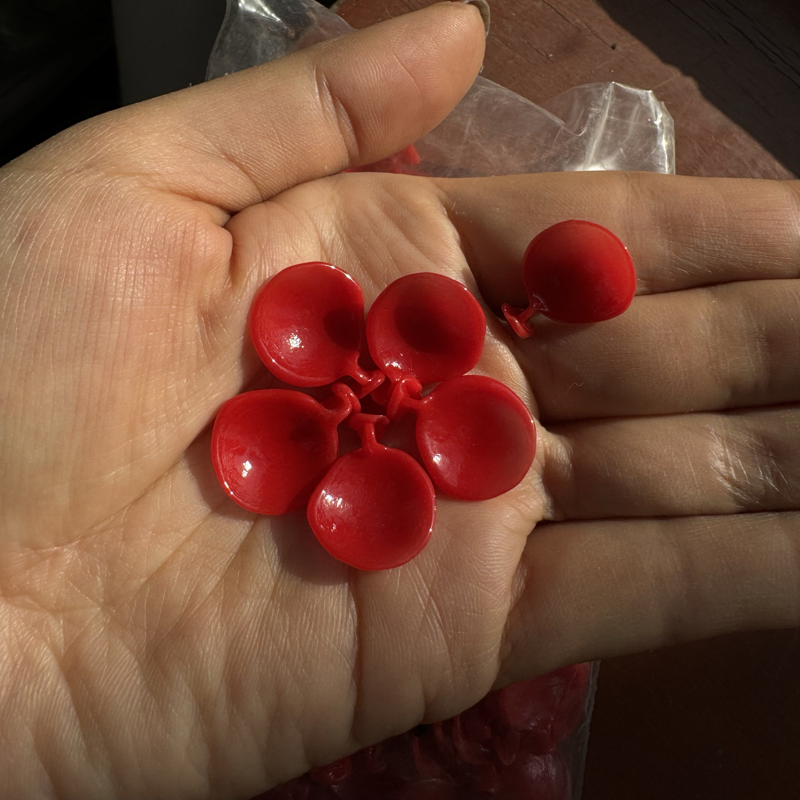 定制艳红色梅花料器花瓣发簪材料饰品DIY