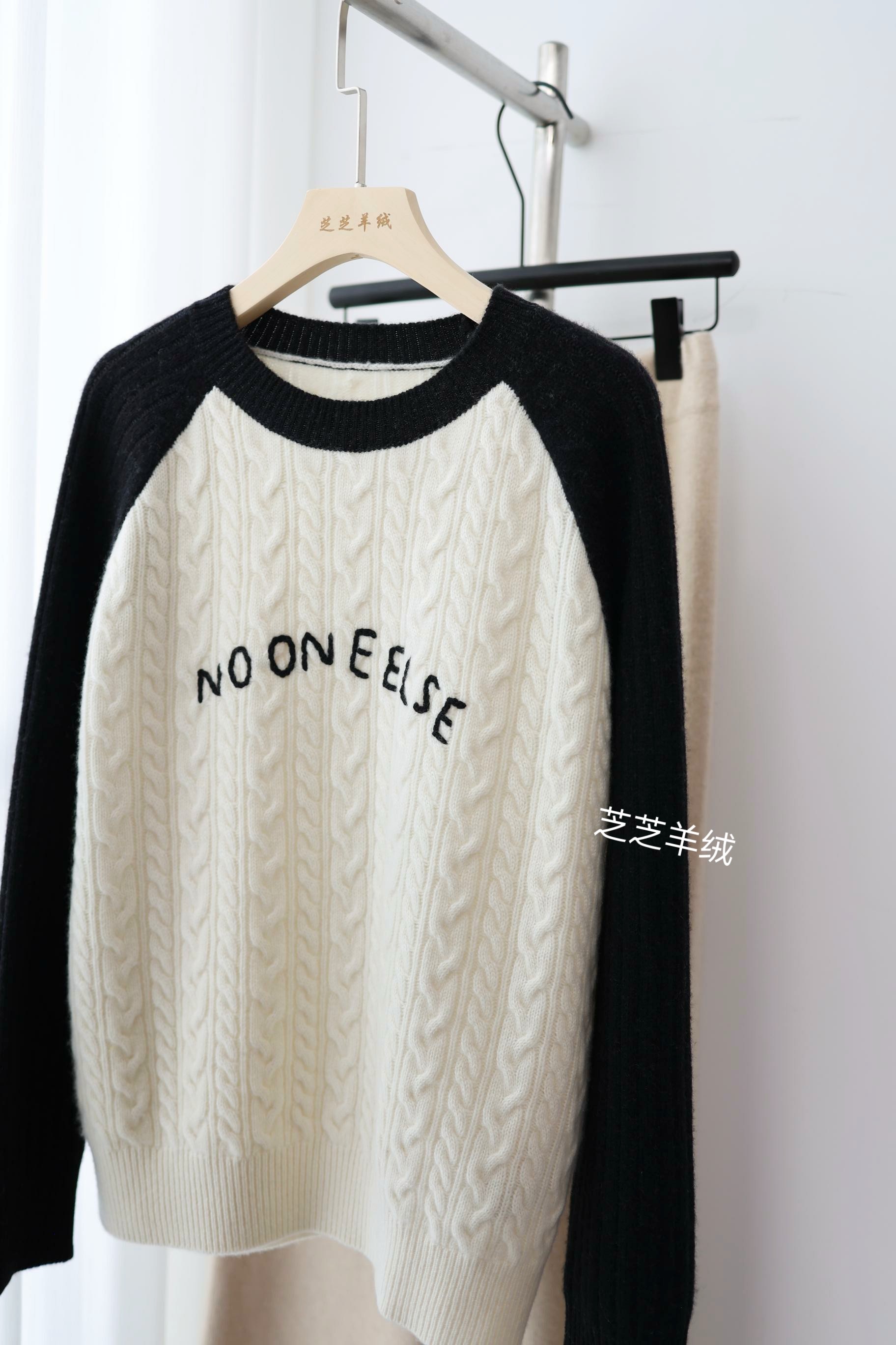100纯山羊绒衫星家黑白拼色麻花字母休闲减龄长袖羊绒针织衫毛衣