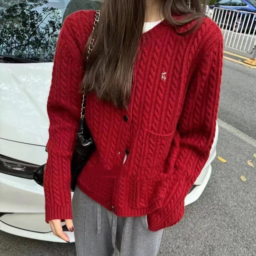100纯山羊绒小鹿刺绣圆领口袋毛衣