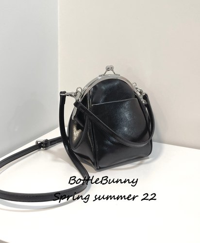 超a暗黑风油腊斜挎手提包