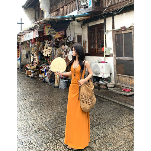 Adan“按头安利”姜黄色挂脖连衣裙夏季韩系修身显白长款A字裙女