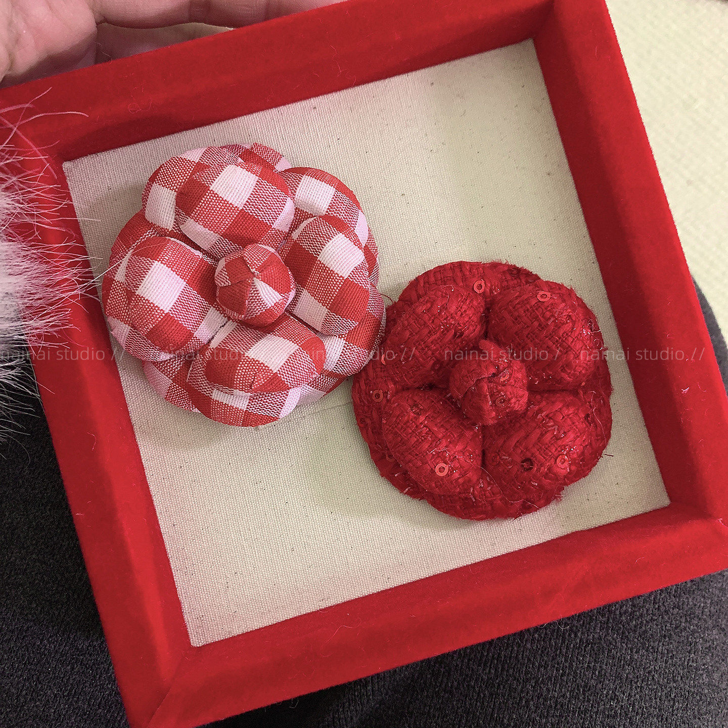 红色山茶花胸针~高级感复古法式格纹细闪胸花大衣外套花朵别针女A