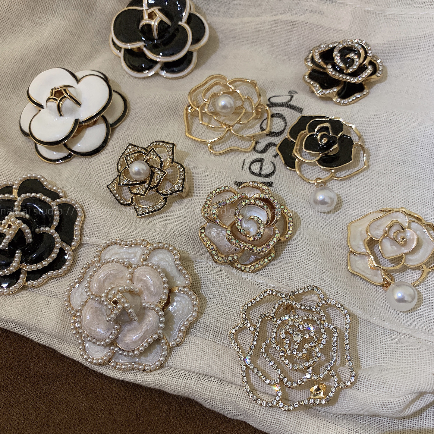 山茶花胸针~小香风复古气质金属闪钻别针大衣外套胸花高级感配饰