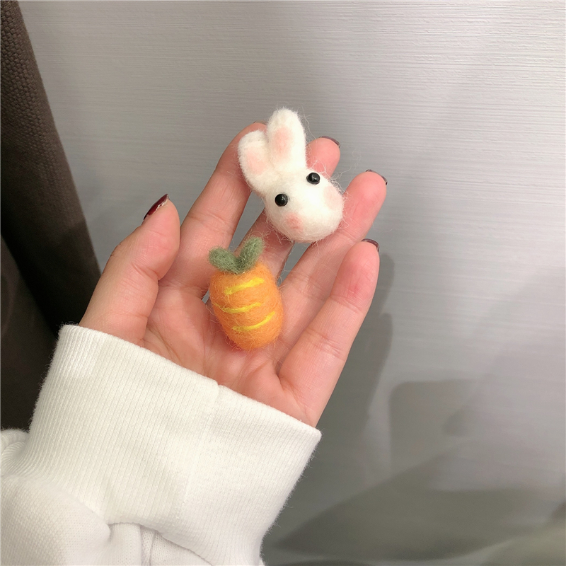 羊毛毡手工胸针~卡通小兔子胡萝卜别针可爱秋冬毛绒绒包包装饰品