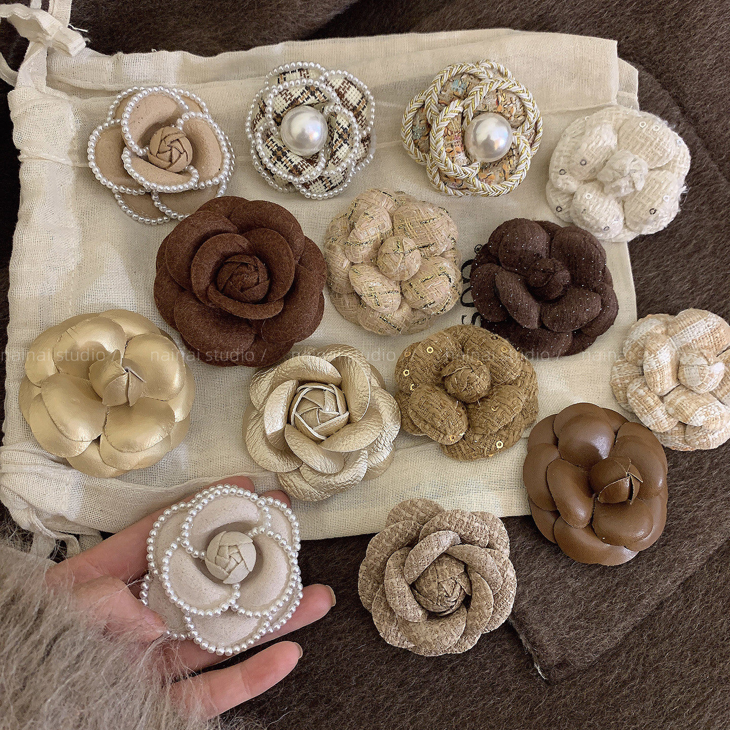 美拉德风咖色胸针~小香风山茶花别针复古法式高级感外套胸花配饰