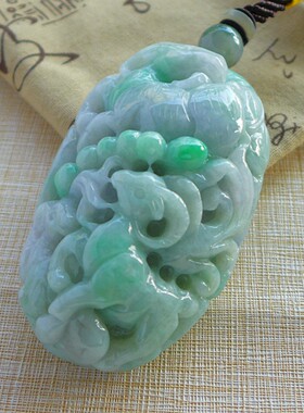 阳绿春带彩三羊开泰翡翠手玩件